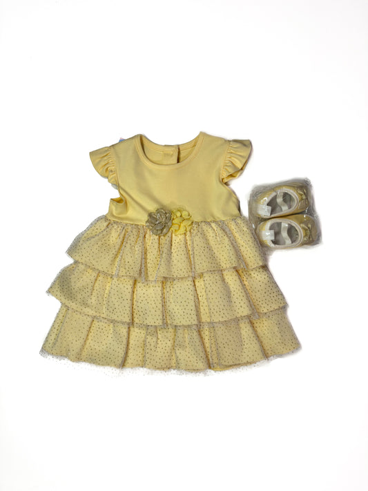 Vestido Amarillo con Zapatos
